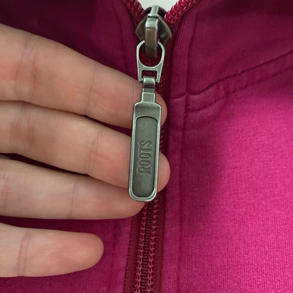 2/$30⚡️- SWEATER | Women’s Roots sweater size medium - Picture 4 of 4